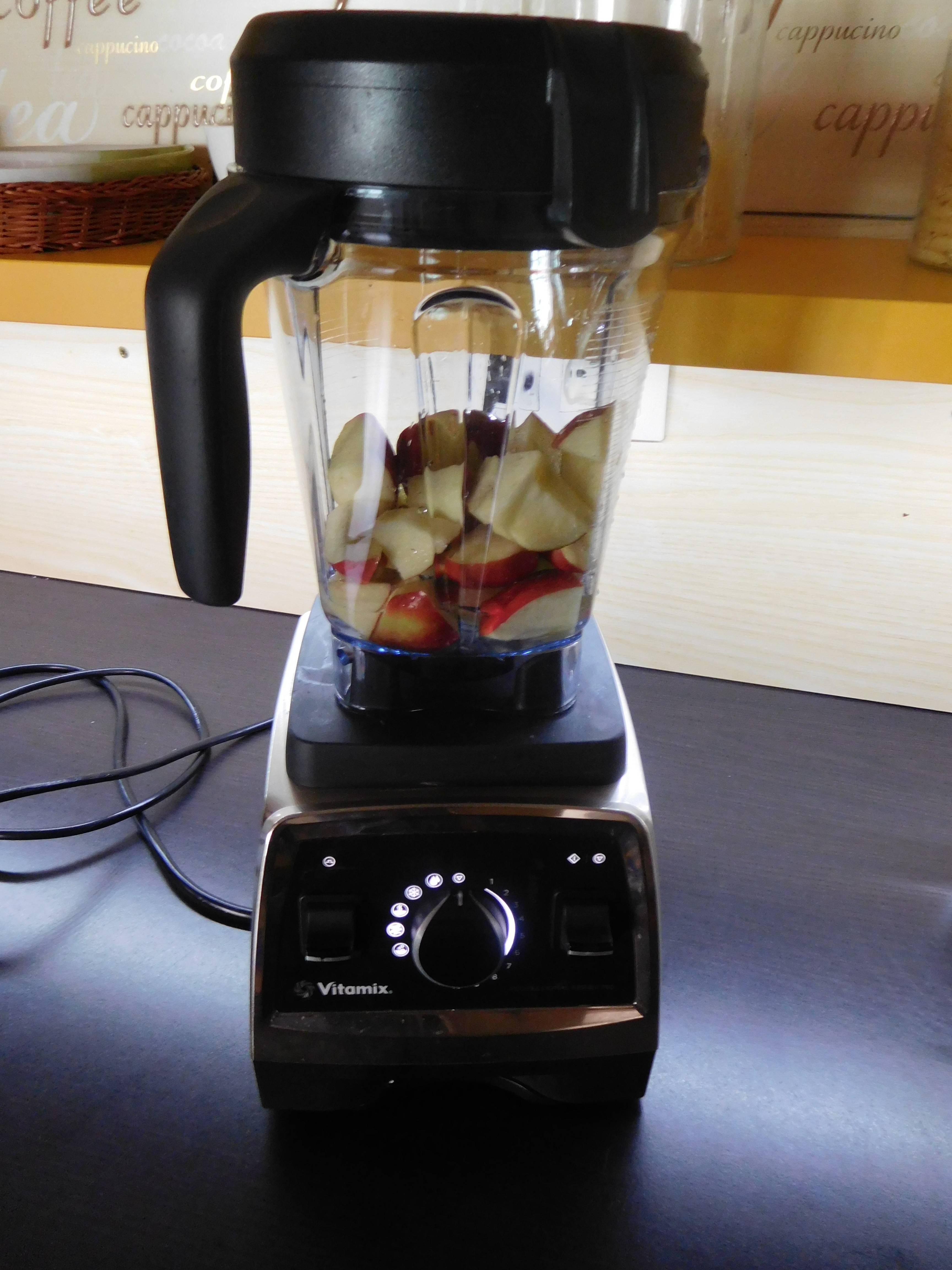 Mixování ovoce a zeleniny v mixéru Vitamix